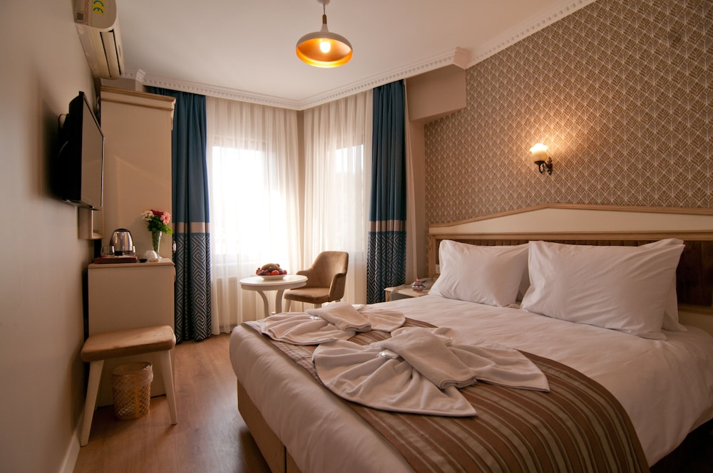 SUPERIOR, DOUBLE OR TWIN BED
