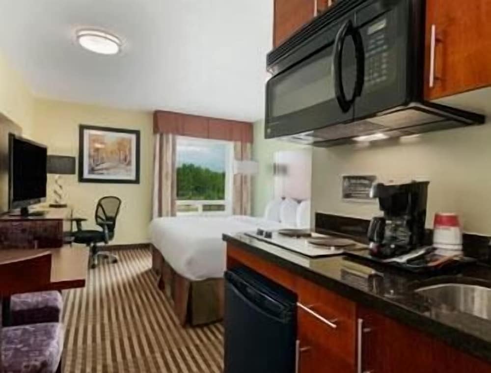 Efficiency, King Bed, Queen Bed, Ground Floor، Ramada by Wyndham Carlyle 12/13