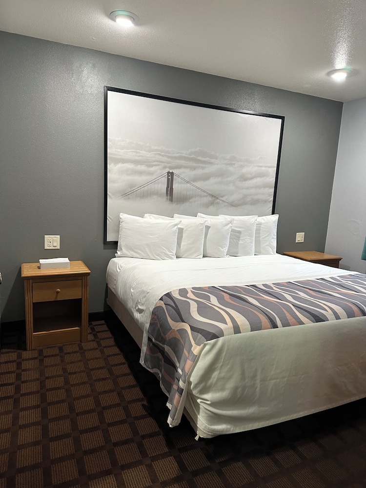 McGoverns Hotel and Suites 15/45