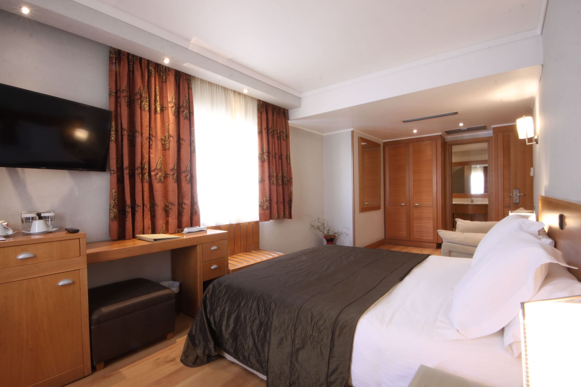EXECUTIVE, DOUBLE OR TWIN BED