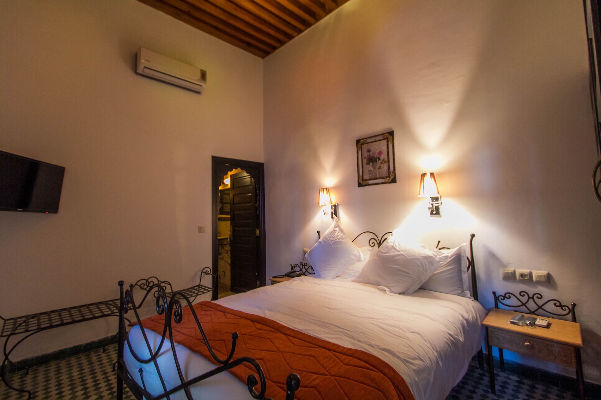Semi Basement, Comfort, Queen Bed
