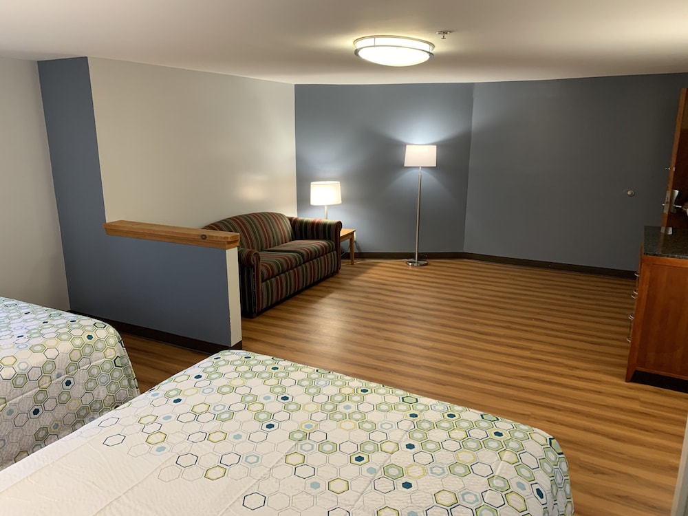 Econo Lodge Inn Suites 11/35