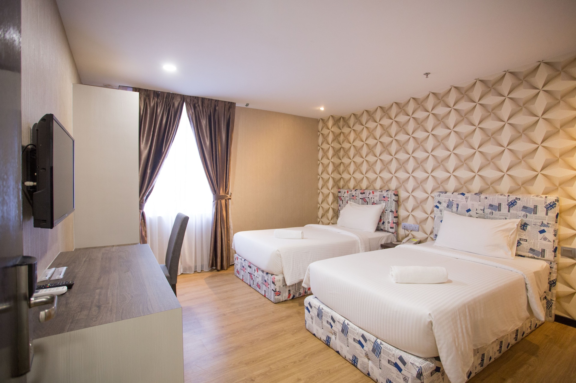 DELUXE, TWIN BEDS