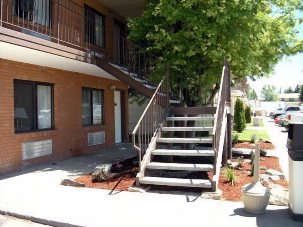 Motel West 2/58