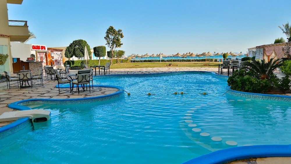 Magic Beach Hotel 40/50