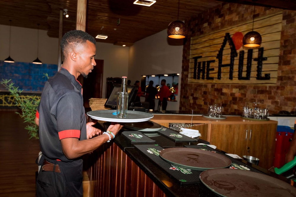 The Hut Restaurant & Boutique Hotel 16/55