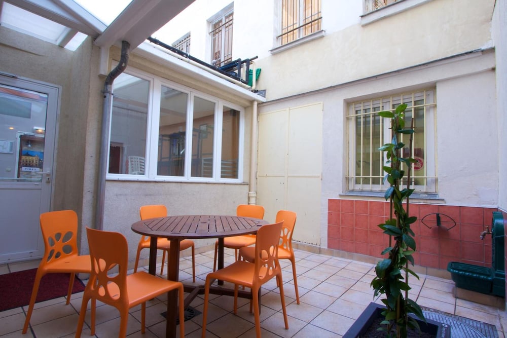 Auberge Internationale Des Jeunes 30/44