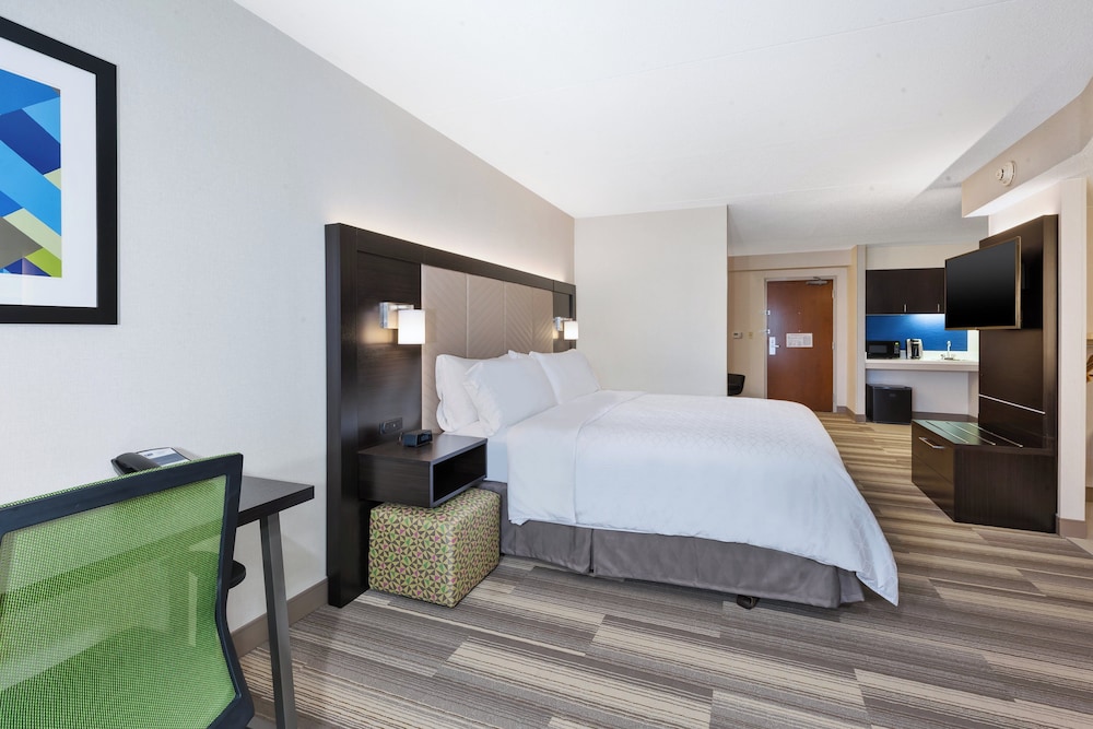 Holiday Inn Express Suites Blackburg University Area 19/74