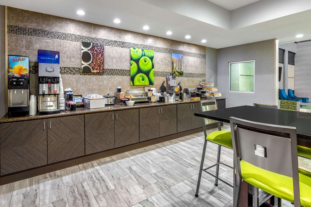 La Quinta Inn & Suites by Wyndham Columbus - Edinburgh 44/59