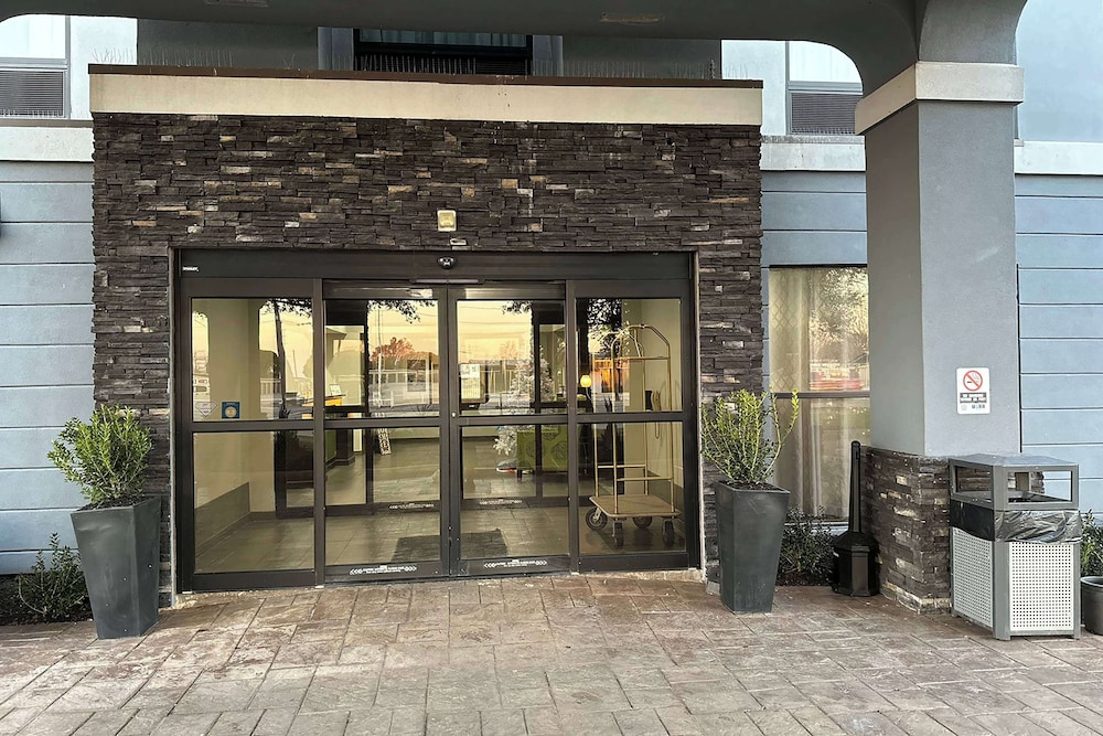 Ramada by Wyndham Burkburnett / Wichita Falls — 5