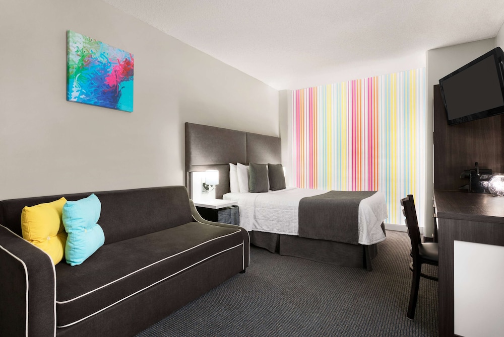 ROOM, QUEEN BED, SOFA