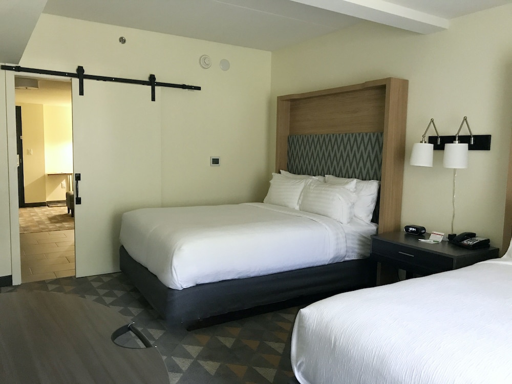 Holiday Inn & Suites Asheville-Biltmore Village Area 17/70