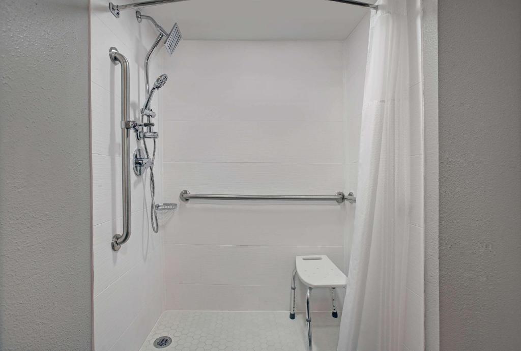 1 King Bed Mobil Acc RI Shwr Nsmk Kitchen, Motel6 Monahans, TX 7/8