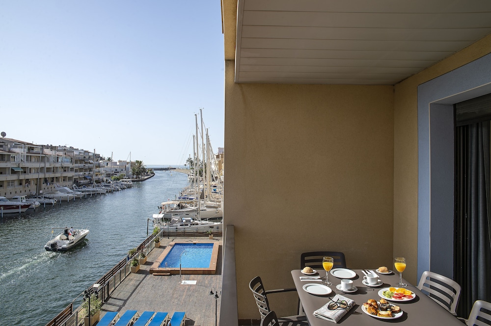 P And V Empuriabrava Marina 23/45