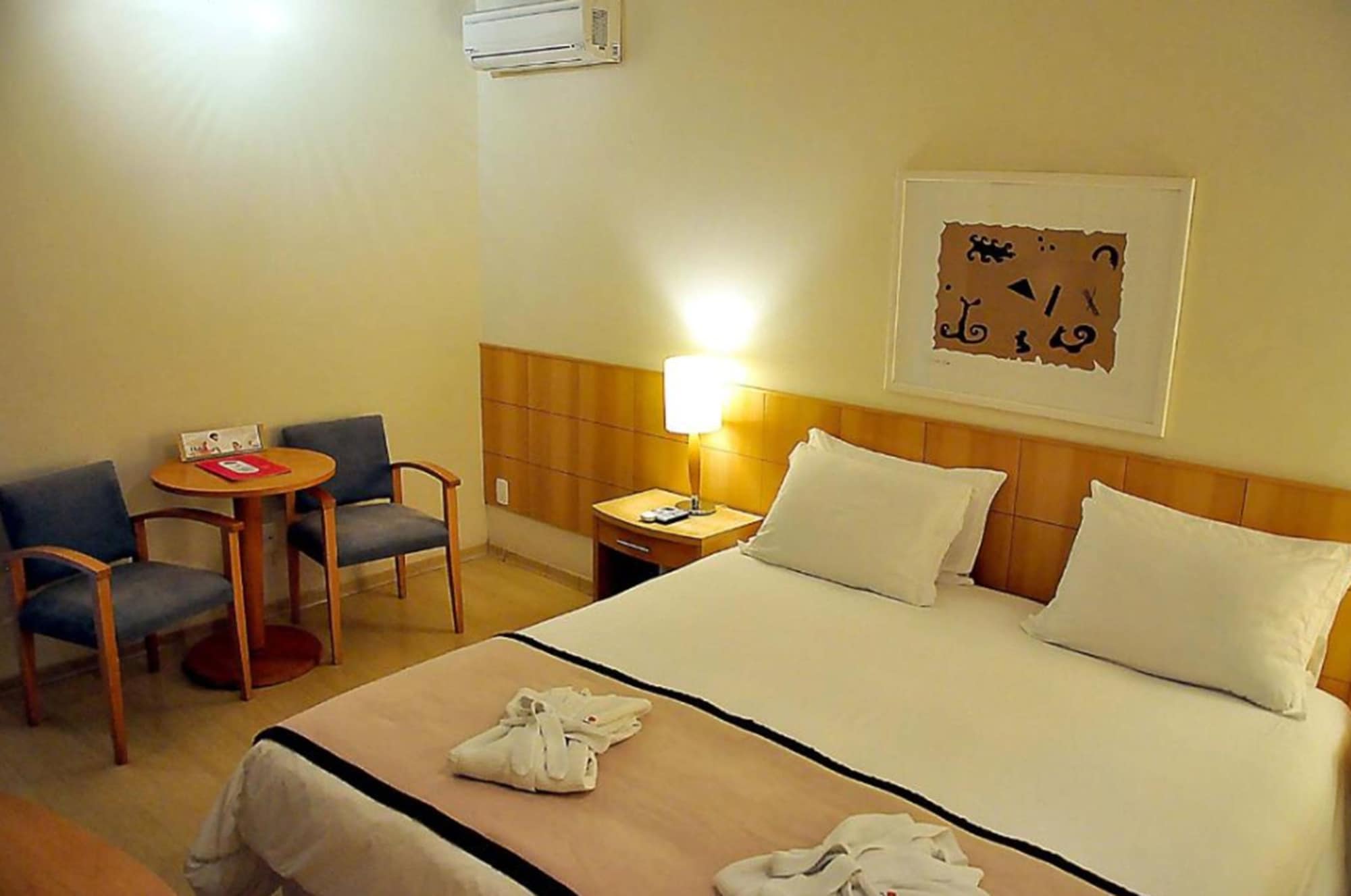 غرفة قياسية بسرير مزدوج وسرير فردي، Hotel Village Le Canton 2/3