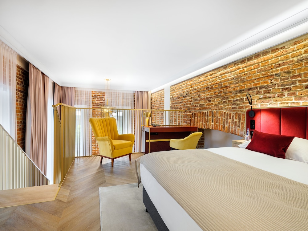 Apartment, Queen Bed, Two Story, Sofa, Jetted Tub