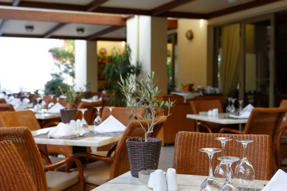 Giannoulis Santa Marina Plaza 27/50