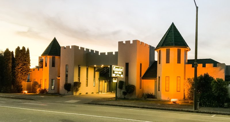 Camelot Motor Lodge 4/35