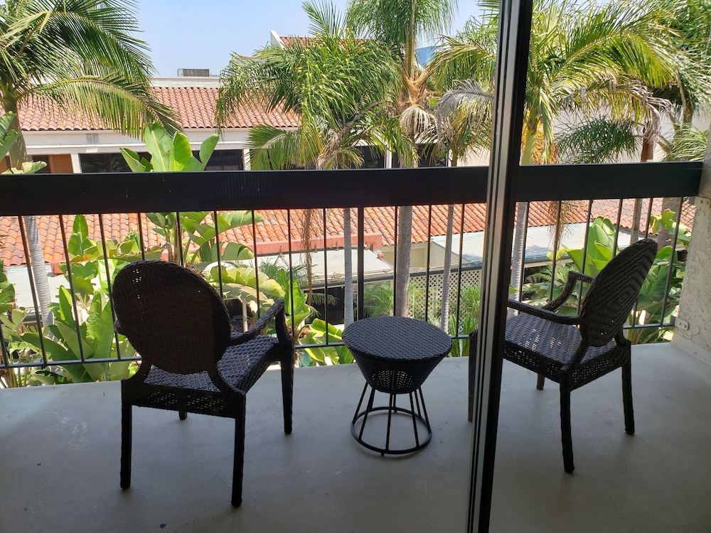 Atrium Hotel at Orange County Airport 35/61
