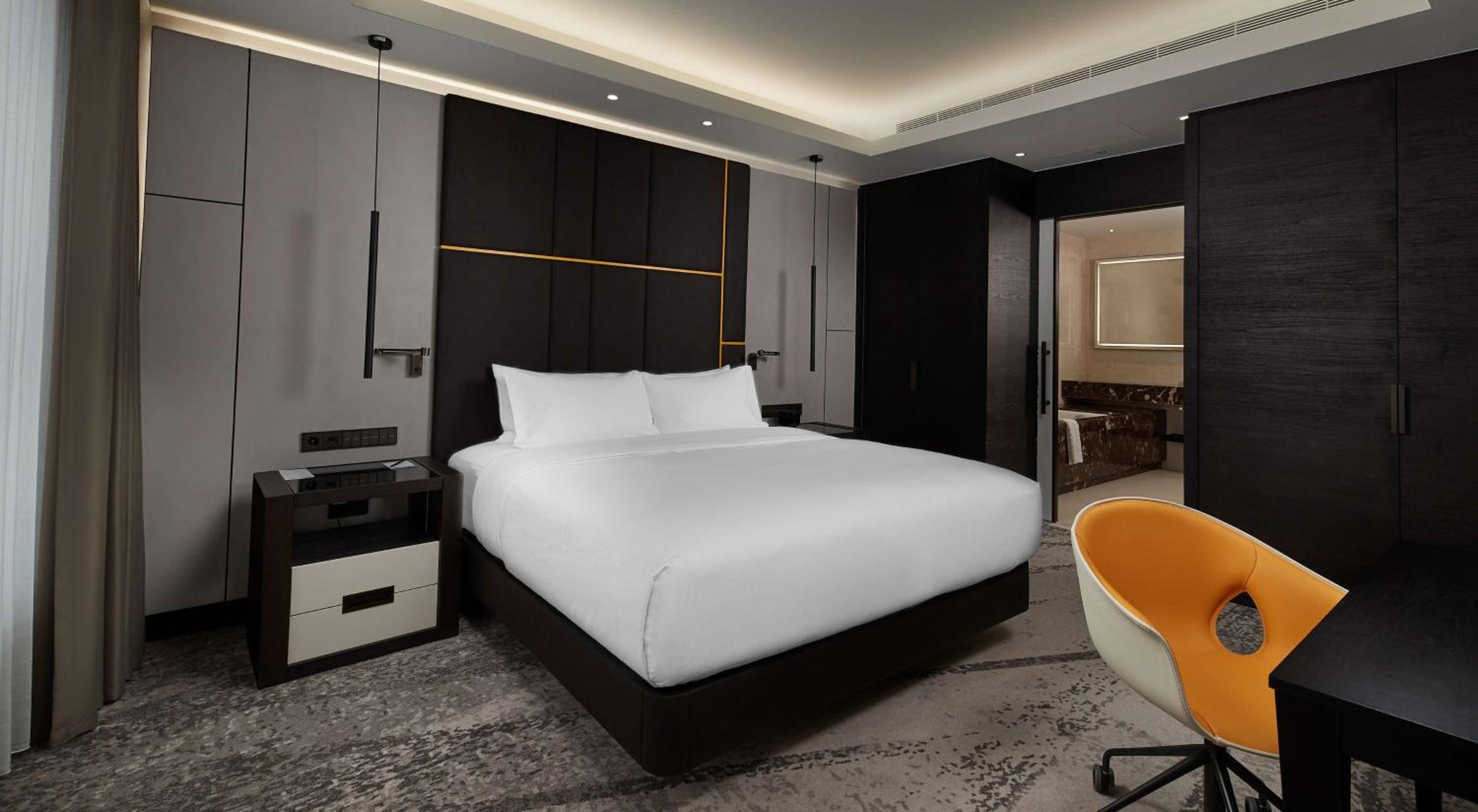 1 BEDROOM, SUITE, KING BED, LOUNGE ACCESS