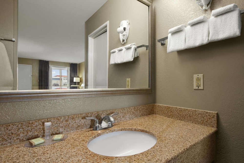 Super 8 By Wyndham Tupelo Airport 4/15
