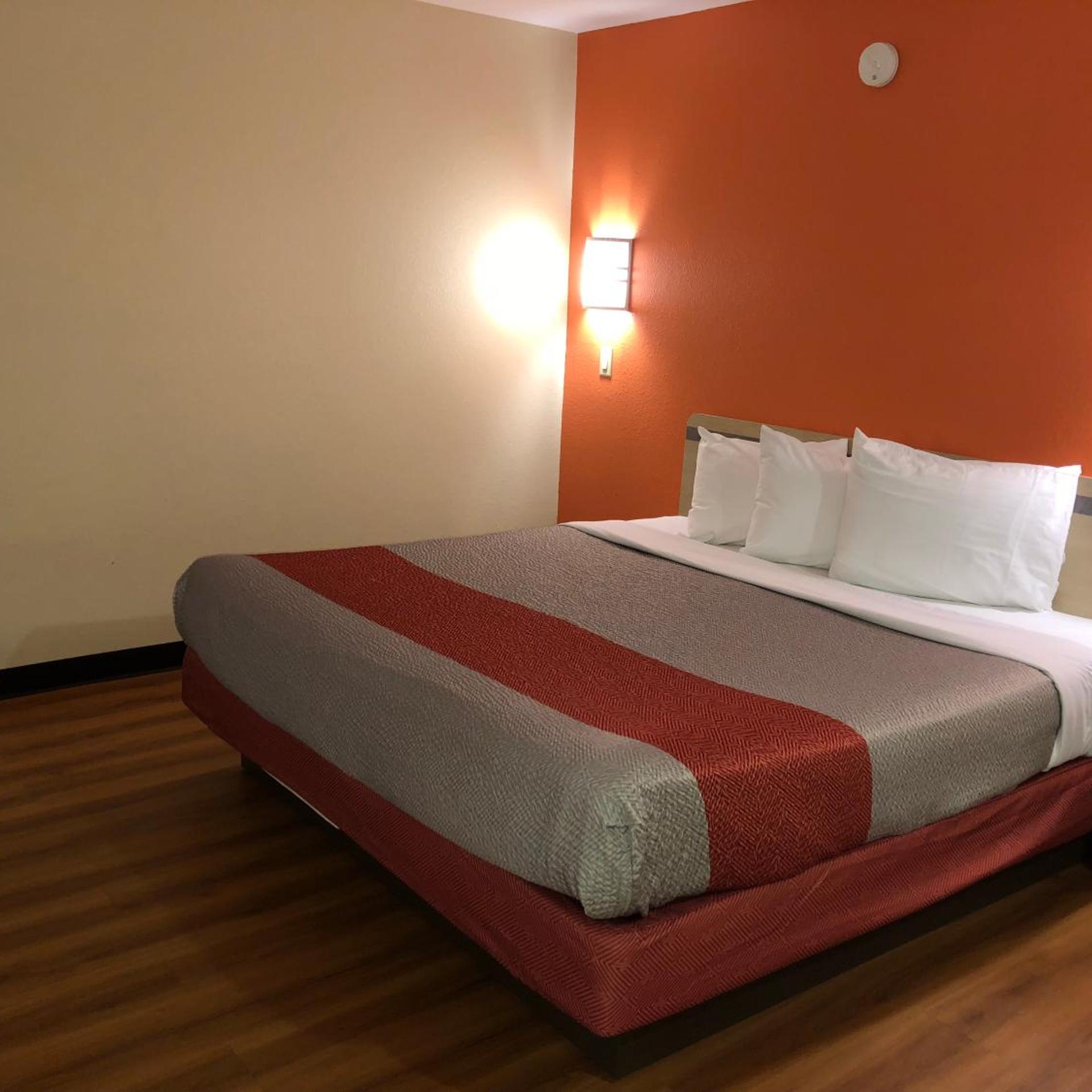 غرفة بسرير مزدوج، Motel6 Urbana, IL 2/3
