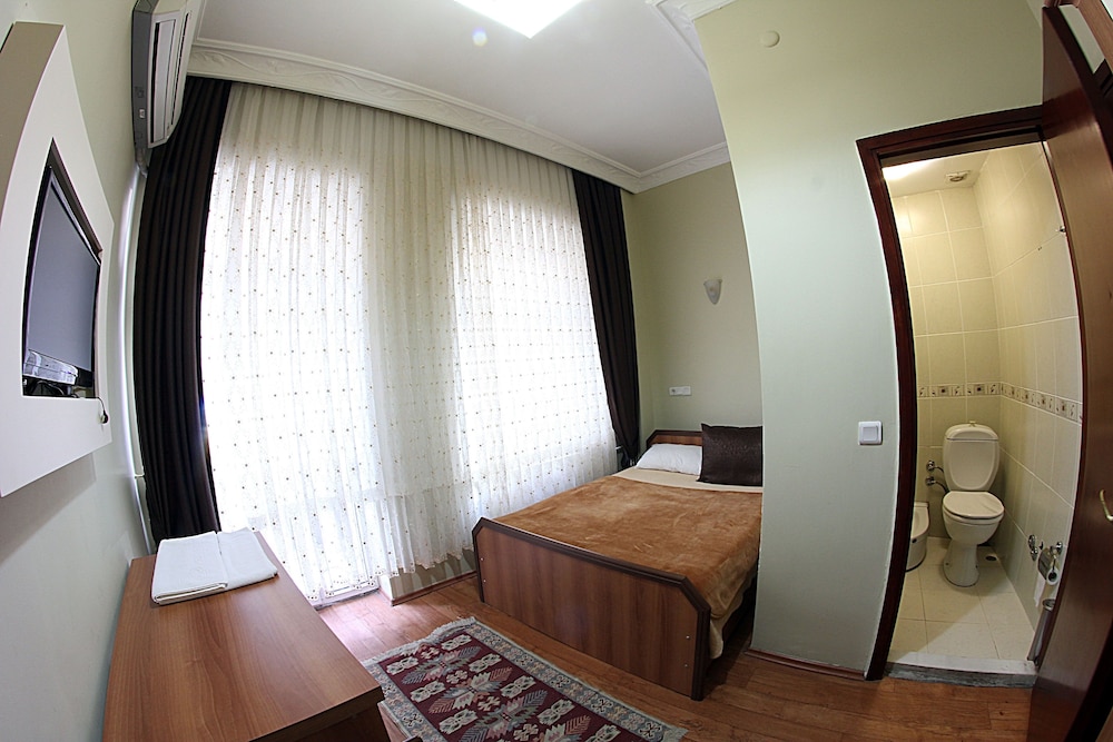 PARADISE HOTEL 22/36