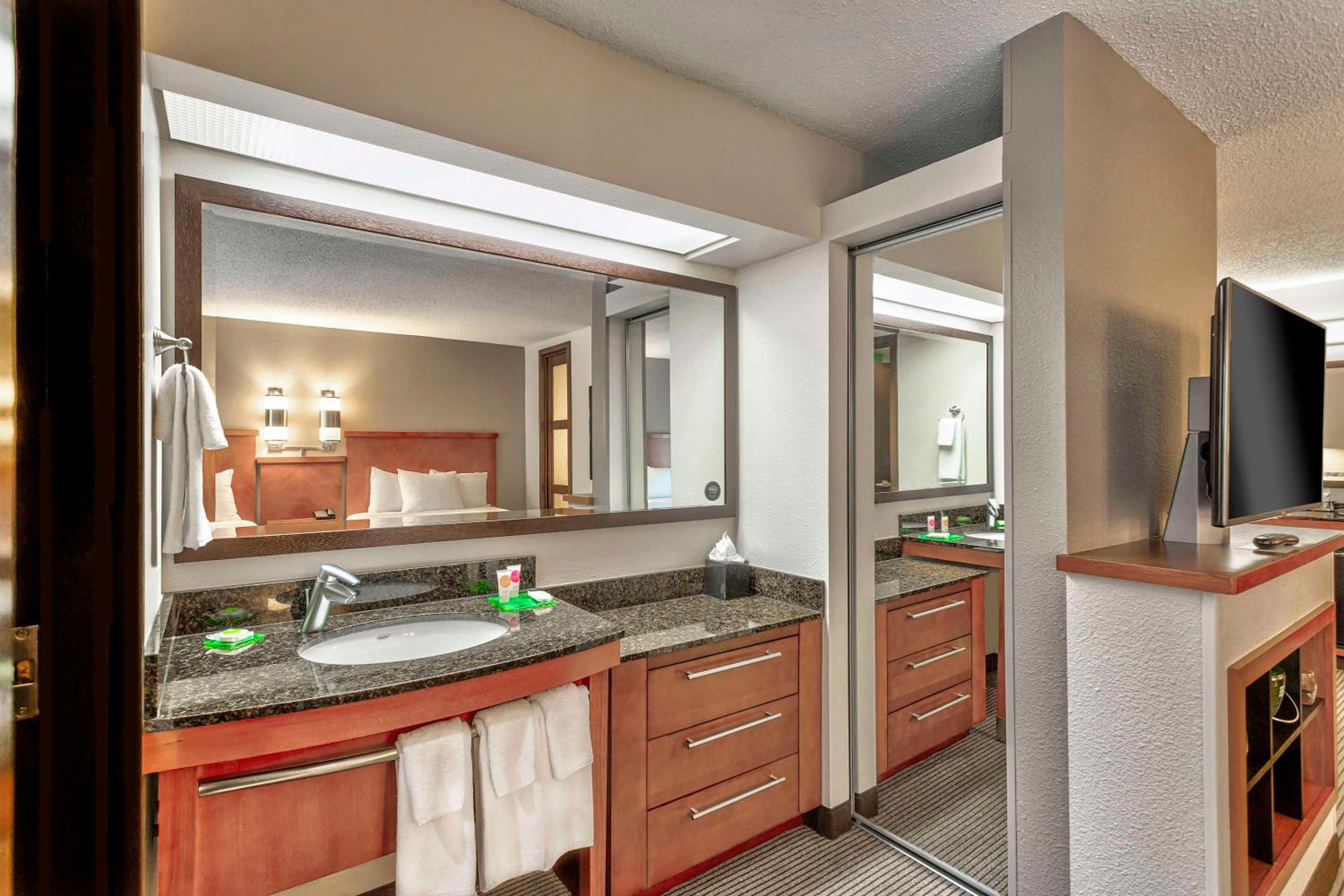 غرفة بسرير كينج مع أريكة في طابق مرتفع، Hyatt Place Kansas City/Overland Park/Convention Center 5/7