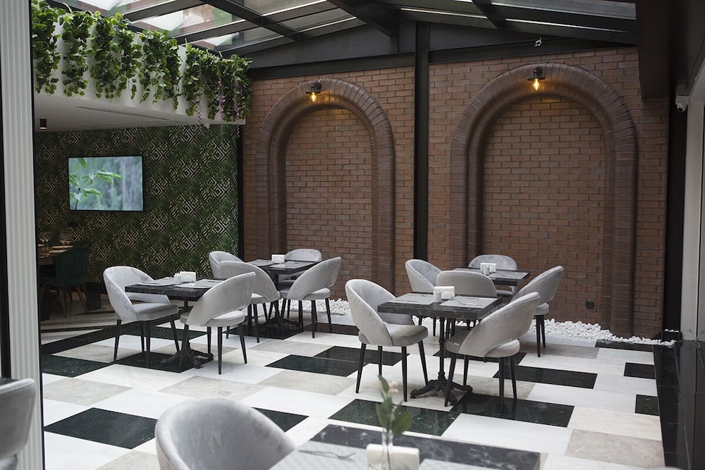 Emen S Hotel 39/48