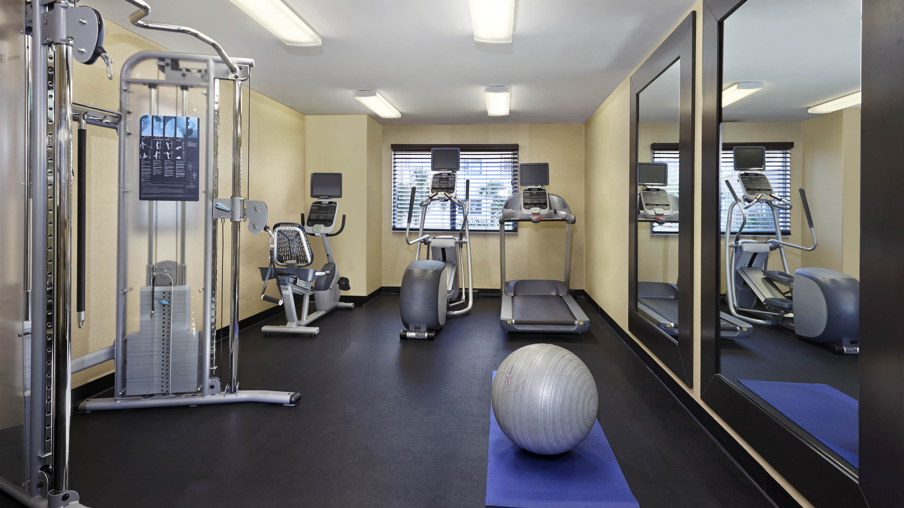 Holiday Inn Express and Suites Naples Downtown 35/64