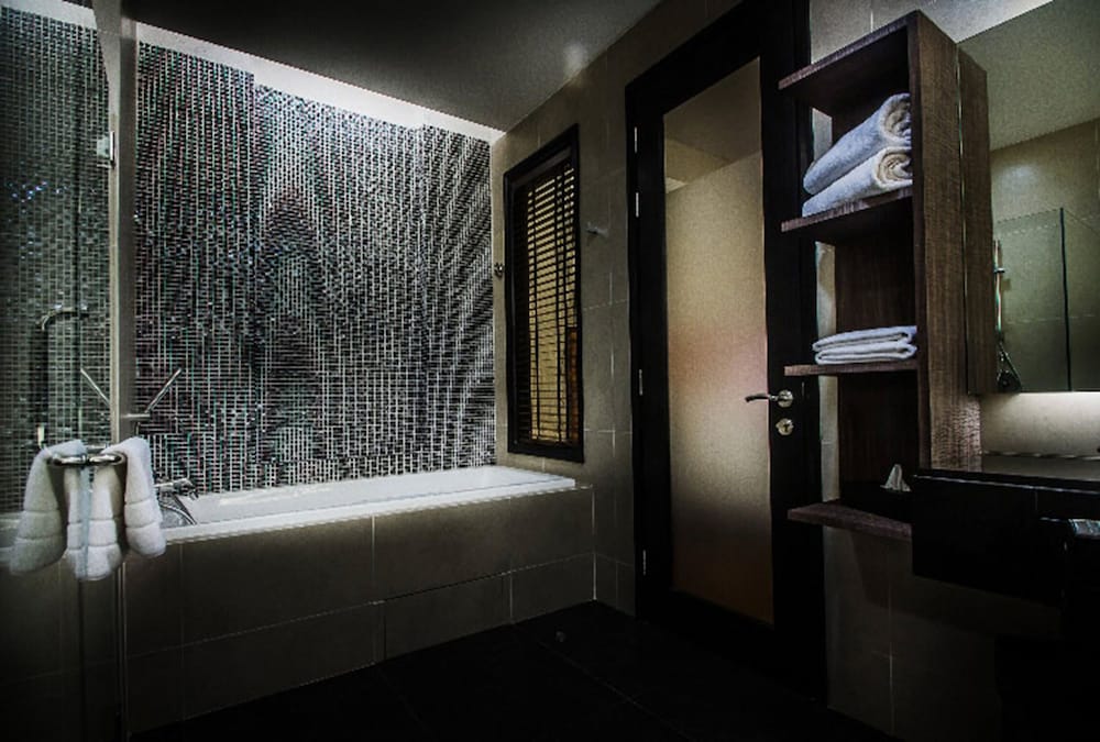 EXECUTIVE, SUITE