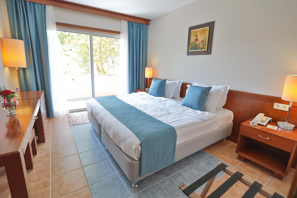 1 Bedroom, Suite, King Bed, Sofa, Garden Area