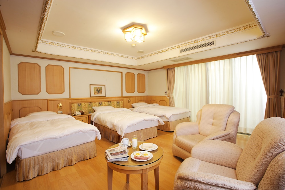 Kingdom Hotel 17/50
