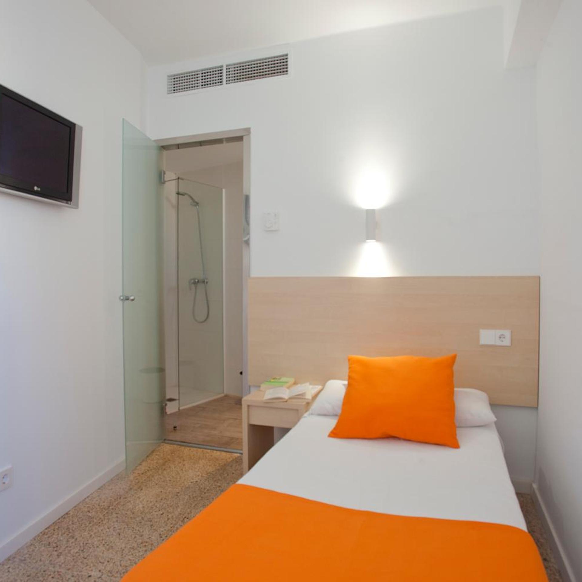 ROOM, SINGLE