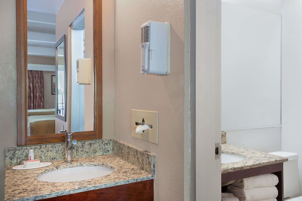 Travelodge By Wyndham Lakeland 15/55