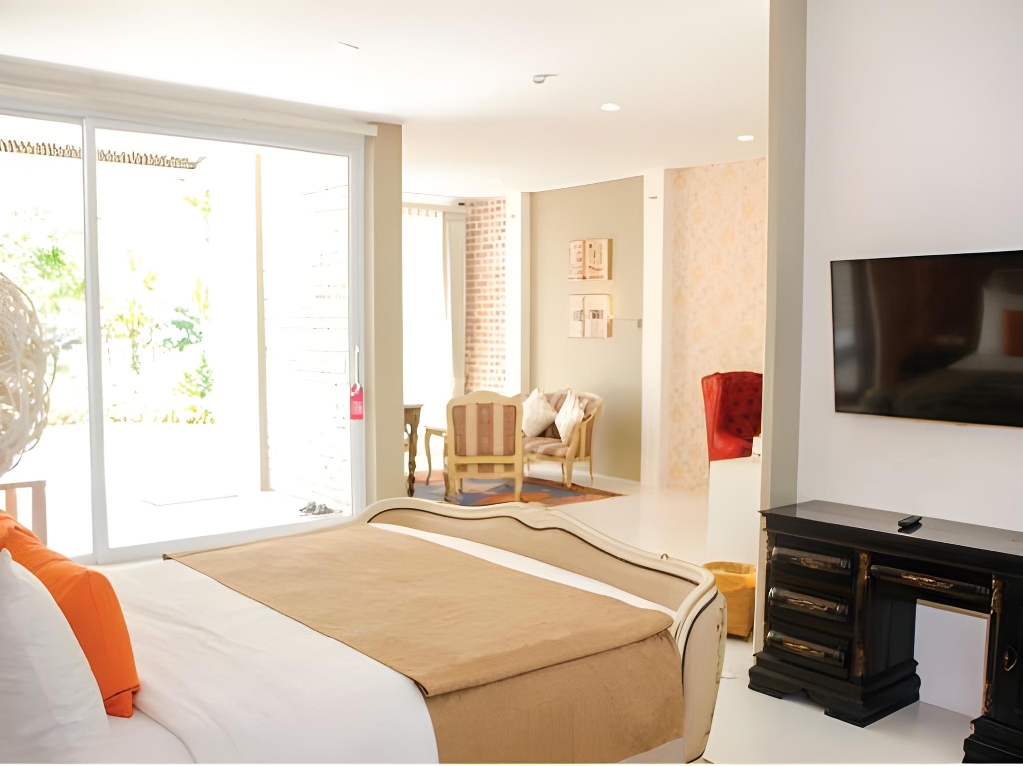 Suite, Queen Bed, Beach Side, Pool Access