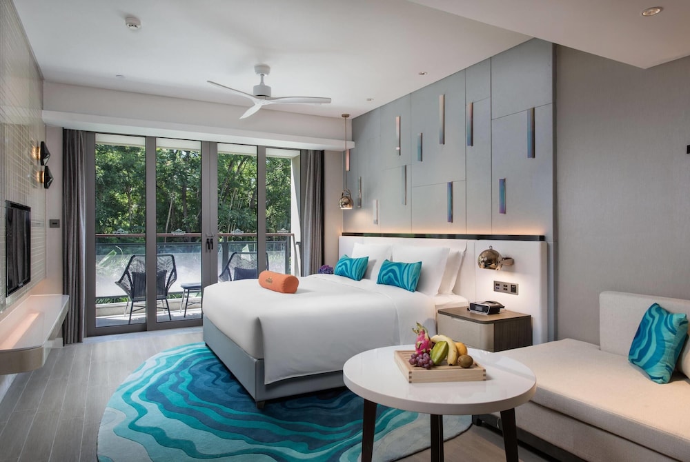 Deluxe, King Bed, Mountain View