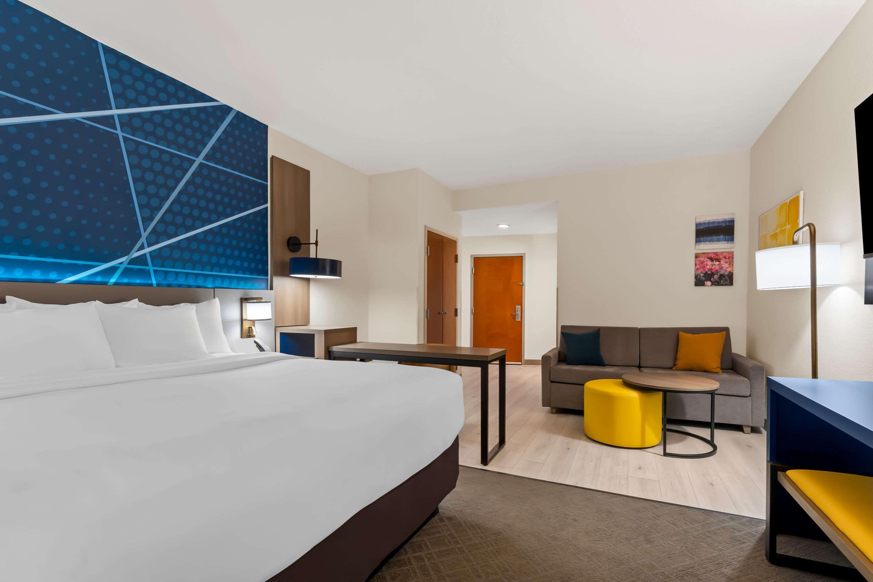 SUITE, KING BED