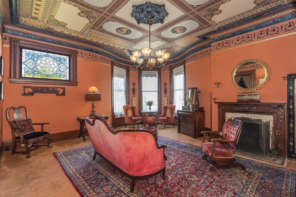 Chateau Tivoli Bed and Breakfast 38/50