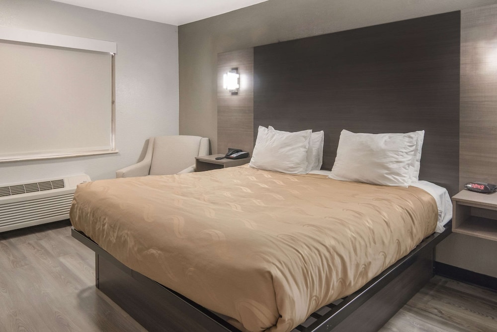 ROOM, KING BED, SOFA, SMOKING