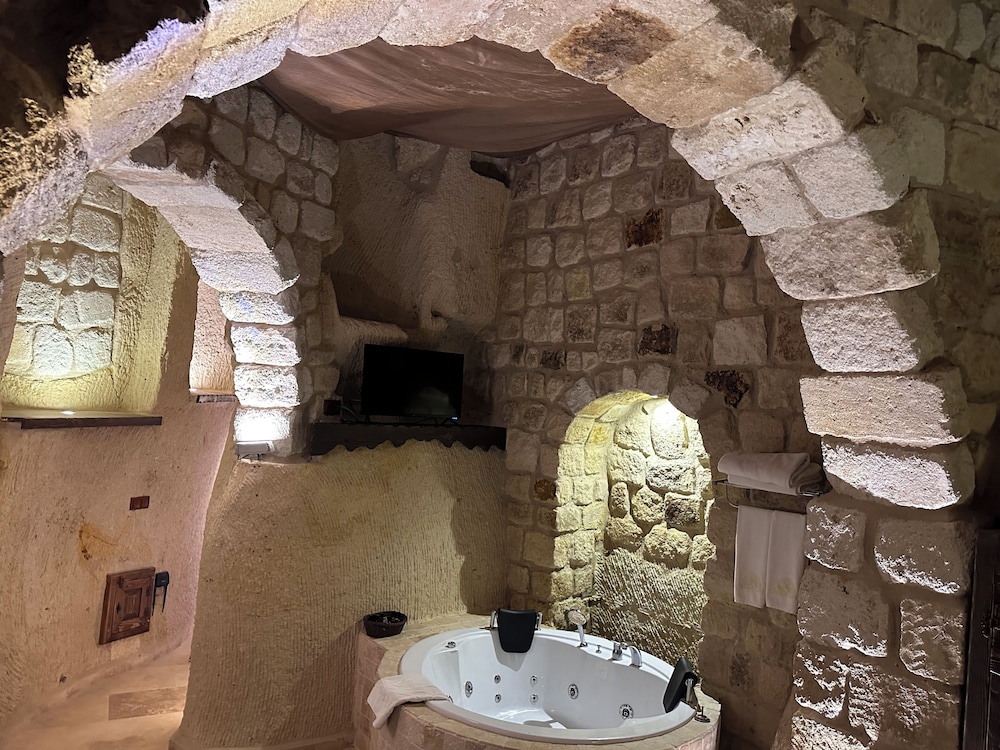 Under Cave Hotel 29/50