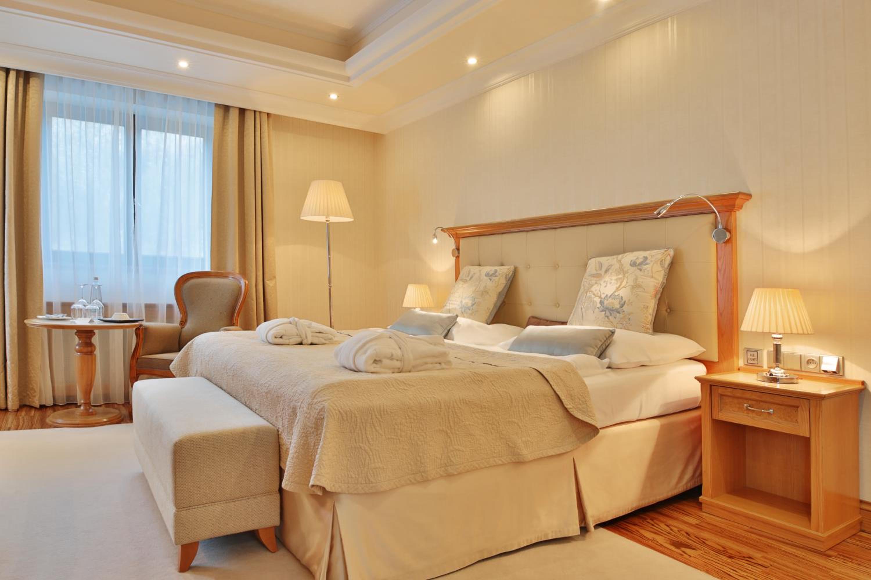 CAPTAINS, SUITE