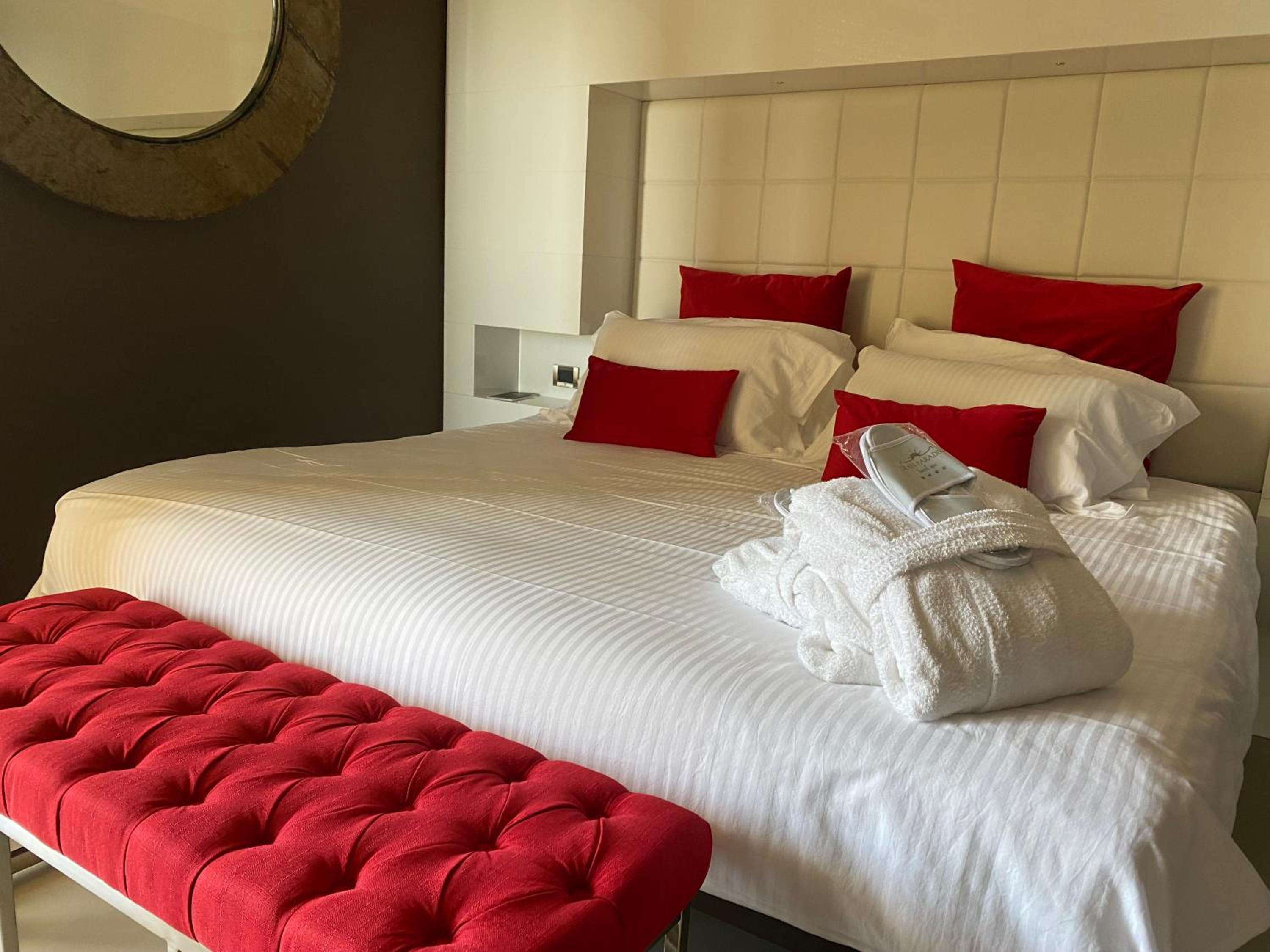 جناح، Hotel Gran Paradiso 3/10