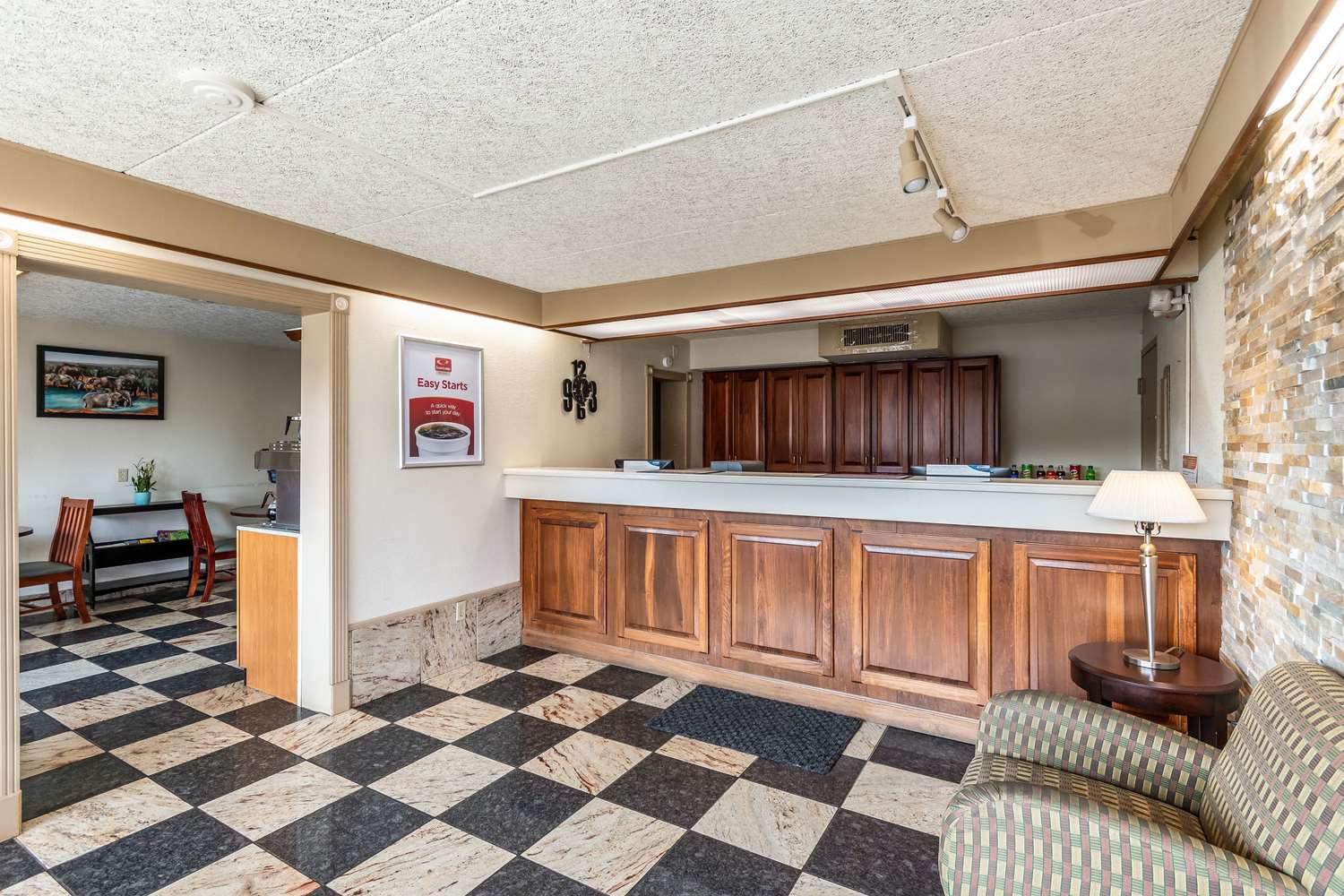 Econo Lodge Zanesville, OH 4/8