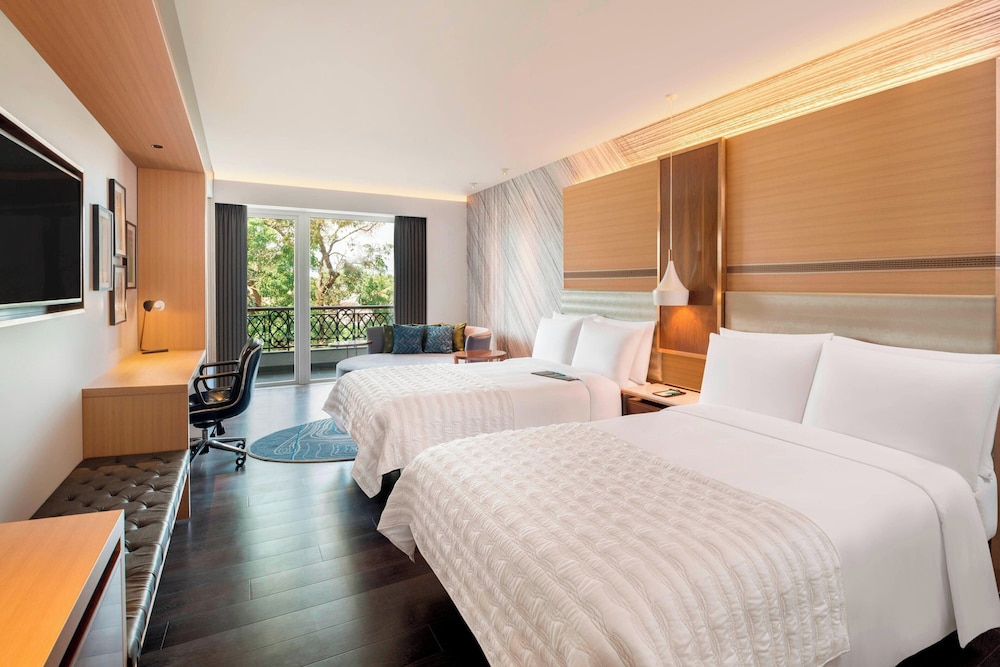 CLASSIC, KING BED, POOL VIEW, BALCONY