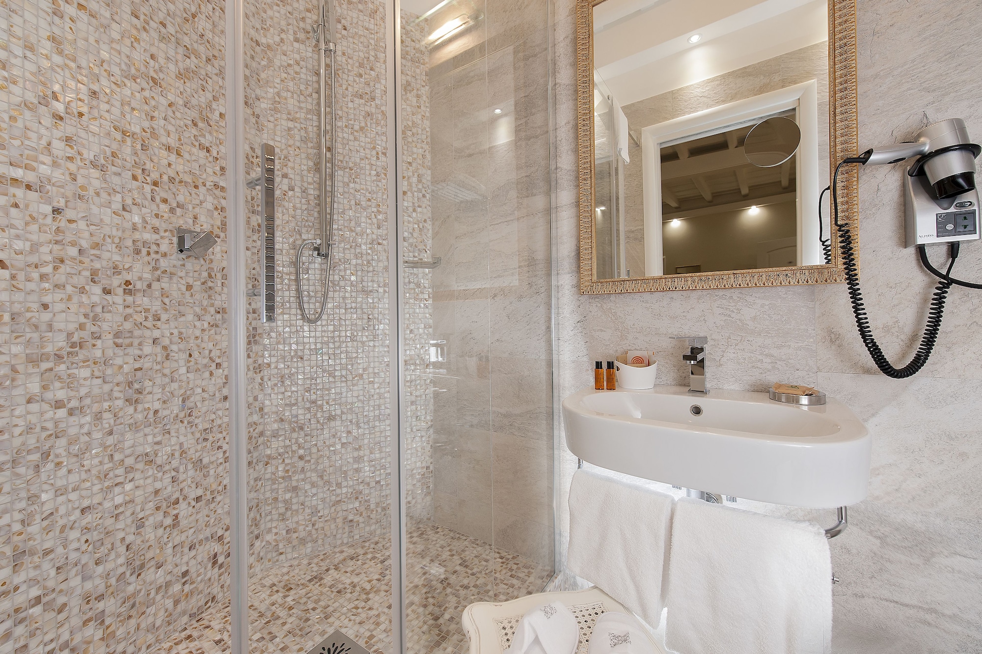 غرفة عائلية بسرير كوين وسريرين فرديين، La Residenza del Sole al Pantheon 6/8