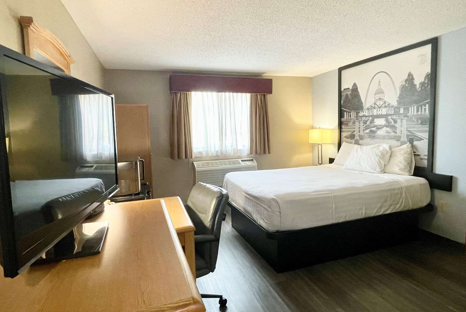 Super 8 by Wyndham St. Clair 13/19