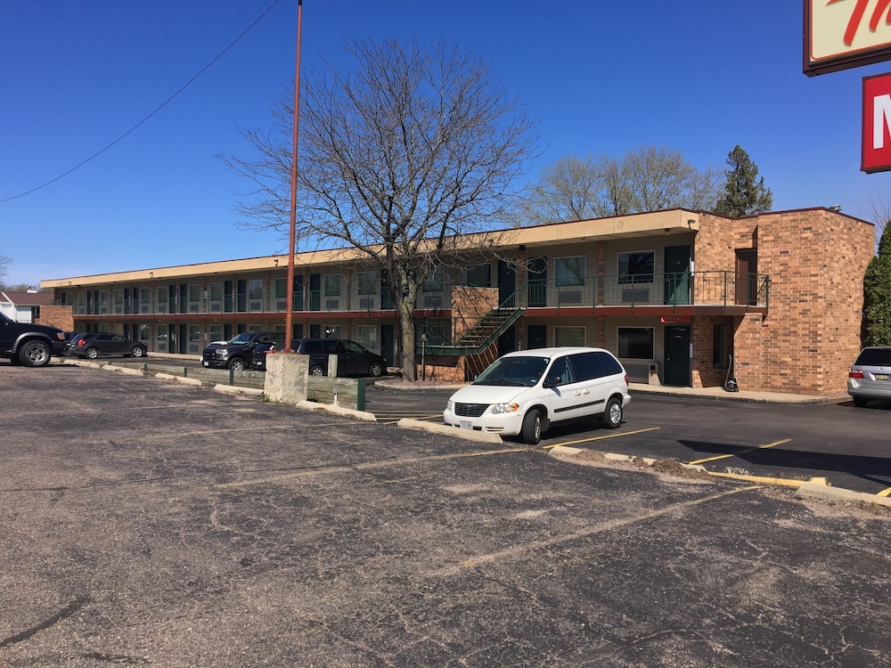 Thunderbird Motor Inn Baraboo 20/22