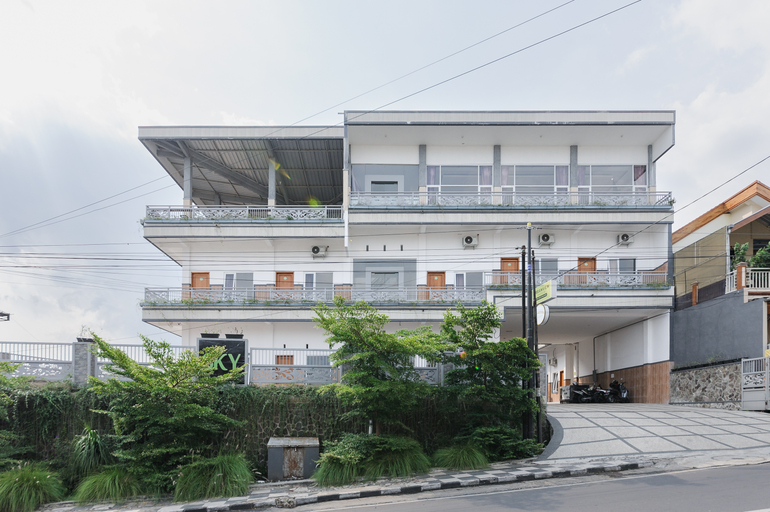 Urbanview Hotel Sky Batu Malang by RedDoorz 1/11