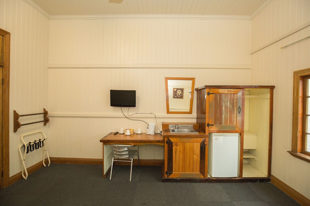 BRISBANE MANOR HOTEL 50/60